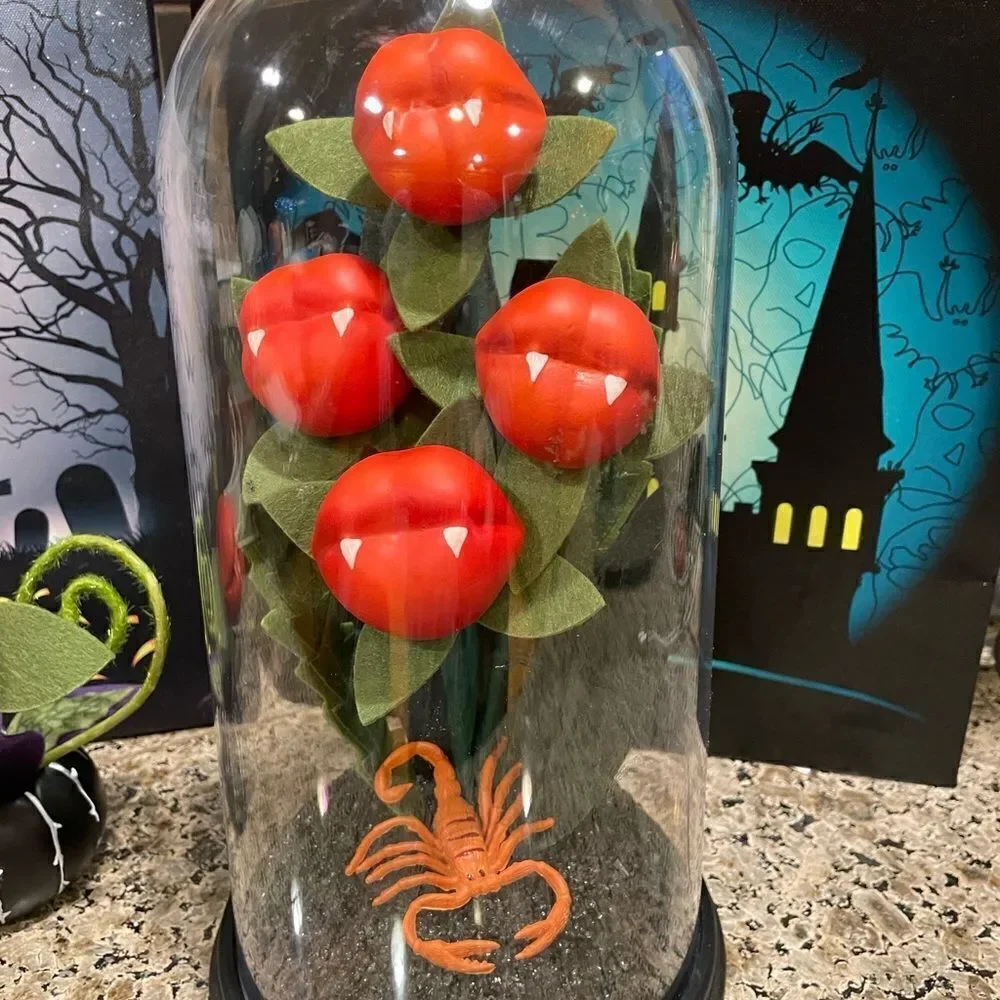 Hyde and EEK Kiss Of Death Vampire Lips Cloche Plant Set 2021 COOL Halloween